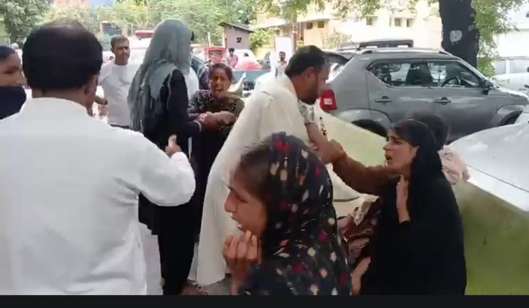 अस्पताल में मृतकों के परिजन विलाप करते, साथ क्षतिग्रस्त बाइक: स्रोत संवाद अस्पताल में मृतकों के परिजन विलाप करते, साथ क्षतिग्रस्त बाइक: स्रोत संवाद