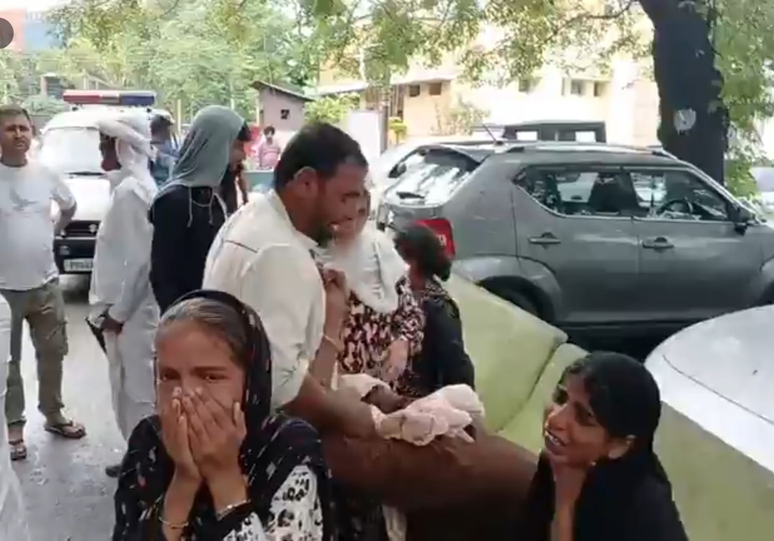 अस्पताल में मृतकों के परिजन विलाप करते, साथ क्षतिग्रस्त बाइक: स्रोत संवाद अस्पताल में मृतकों के परिजन विलाप करते, साथ क्षतिग्रस्त बाइक: स्रोत संवाद