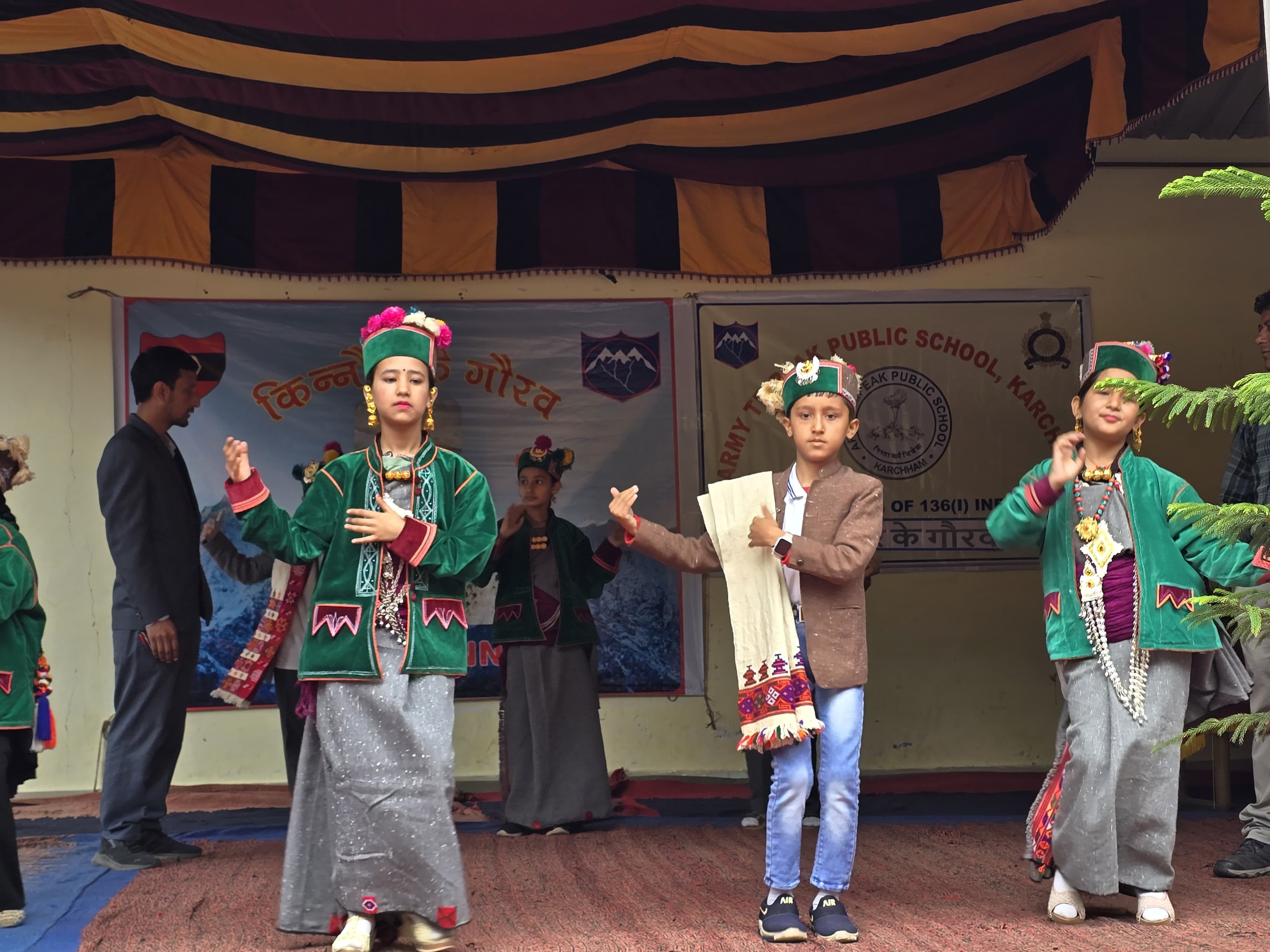 भारतीय सेना की ओर से छितकुल स्कूल में आयोजित वॉलीबाल प्रतियोगिता के विजेत टीम ट्रॉफी लेते हुए