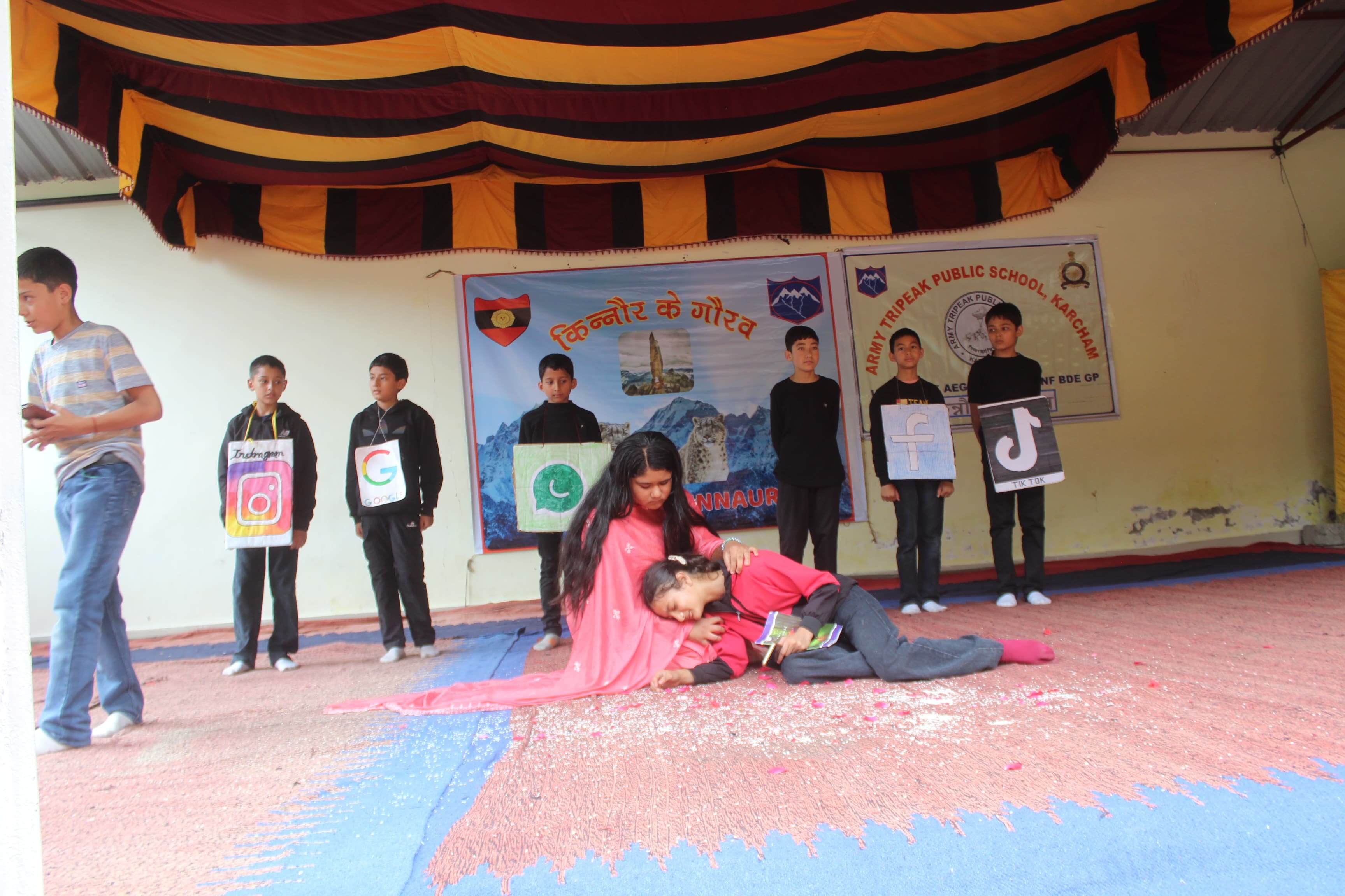 भारतीय सेना की ओर से छितकुल स्कूल में आयोजित वॉलीबाल प्रतियोगिता के विजेत टीम ट्रॉफी लेते हुए