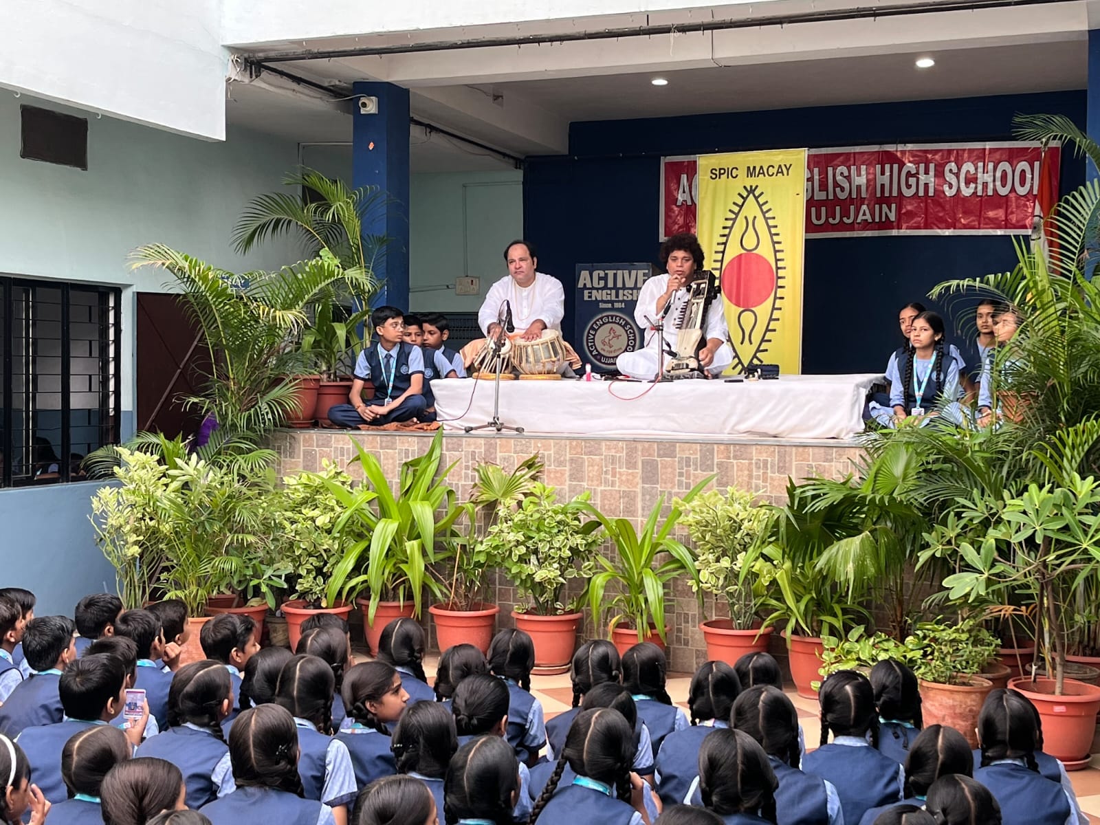 लतीफ खां के सारंगी वादन से आनंदित हुए छात्र... लतीफ खां के सारंगी वादन से आनंदित हुए छात्र...