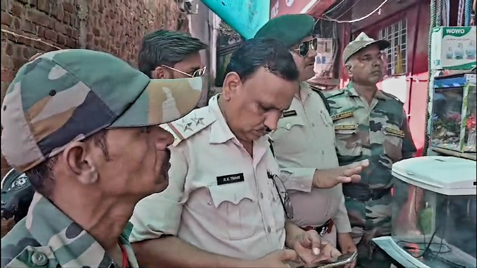 सागर वन विभाग द्वारा नए नियमों की जानकारी देती टीम 