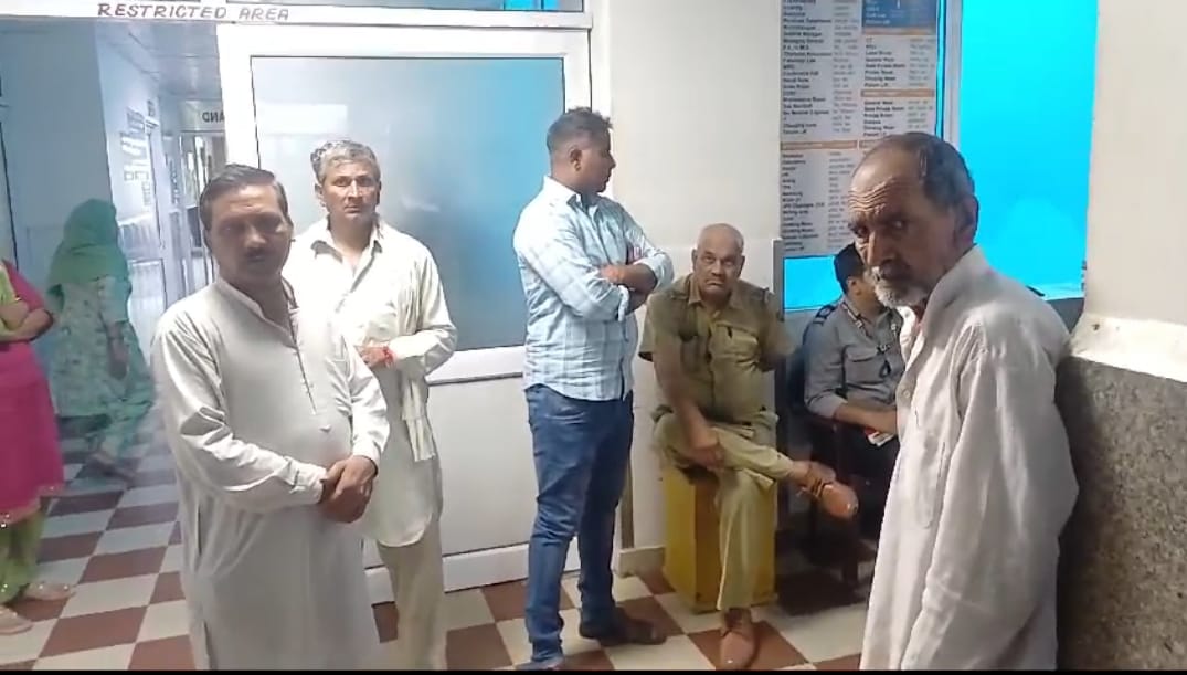  सोनीपत के मोहाना-जाजी मार्ग पर ड्रेन के पास घटनास्थल पर पड़ी पूर्व सरपंच के पति अनिल की बाइक। 