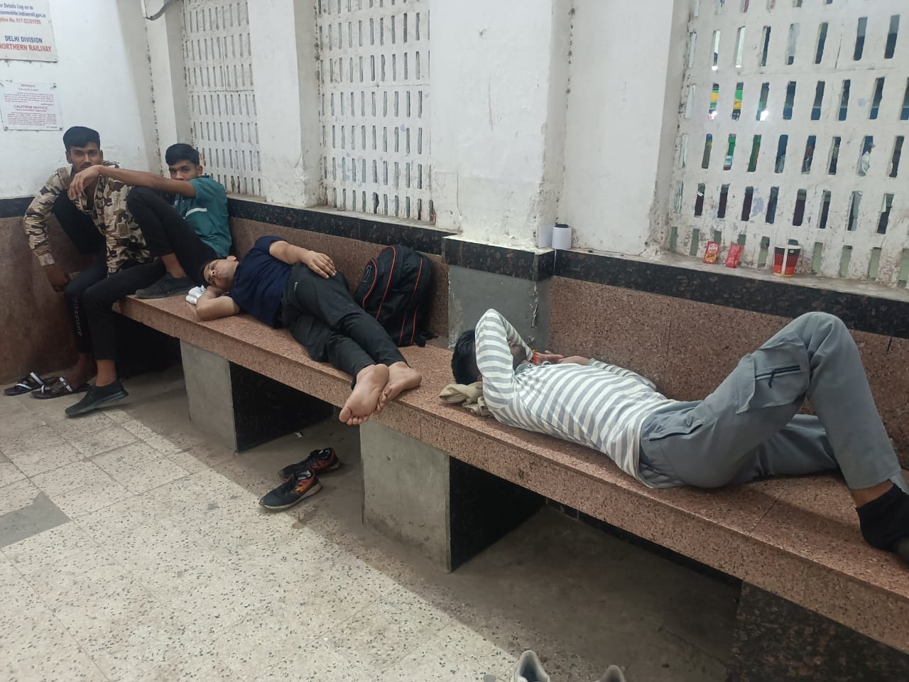 शामली  रेलवे स्टेशन पर  बैठे अभ्यर्थी । संवाद