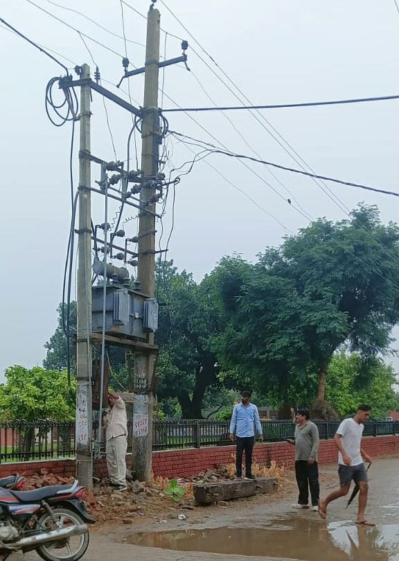 30जेएनडी10-शहर में एक जगह आए ट्रांसफार्मर में फाल्ट ठीक करते बिजली कर्मी। संवाद 30जेएनडी10-शहर में एक जगह आए ट्रांसफार्मर में फाल्ट ठीक करते बिजली कर्मी। संवाद