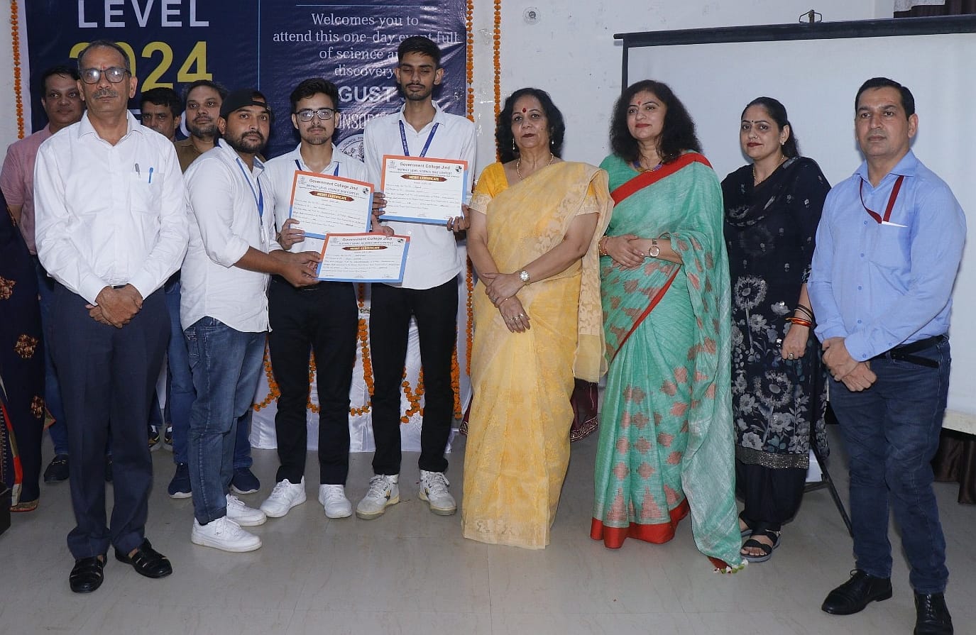 30जेएनडी12: प्रतियोगिता में विजेता रहे छात्रों को सम्मानित करते हुए प्राचार्य व अन्य। संवाद 30जेएनडी12: प्रतियोगिता में विजेता रहे छात्रों को सम्मानित करते हुए प्राचार्य व अन्य। संवाद