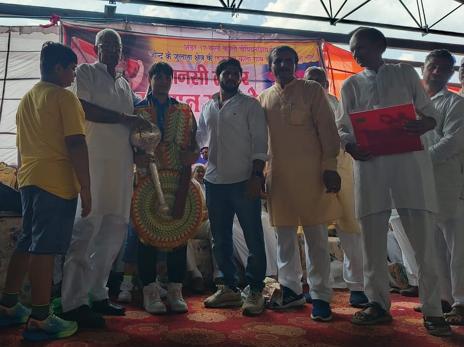 30जेएनडी19: विजेता पहलवान मानसी लाठर को सम्मानित करते समाजसेवी डाॅ. समुंद्र लाठर। संवाद 30जेएनडी19: विजेता पहलवान मानसी लाठर को सम्मानित करते समाजसेवी डाॅ. समुंद्र लाठर। संवाद