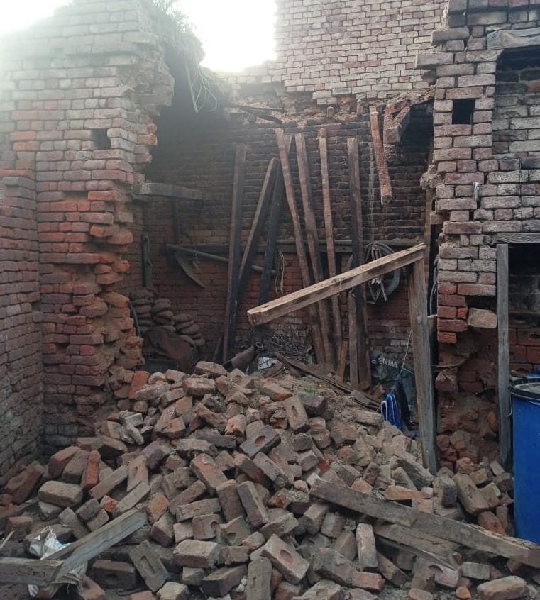 30जेएनडी27 : भौंसला गांव में गिरा सपना का मकान। स्रोत स्वयं