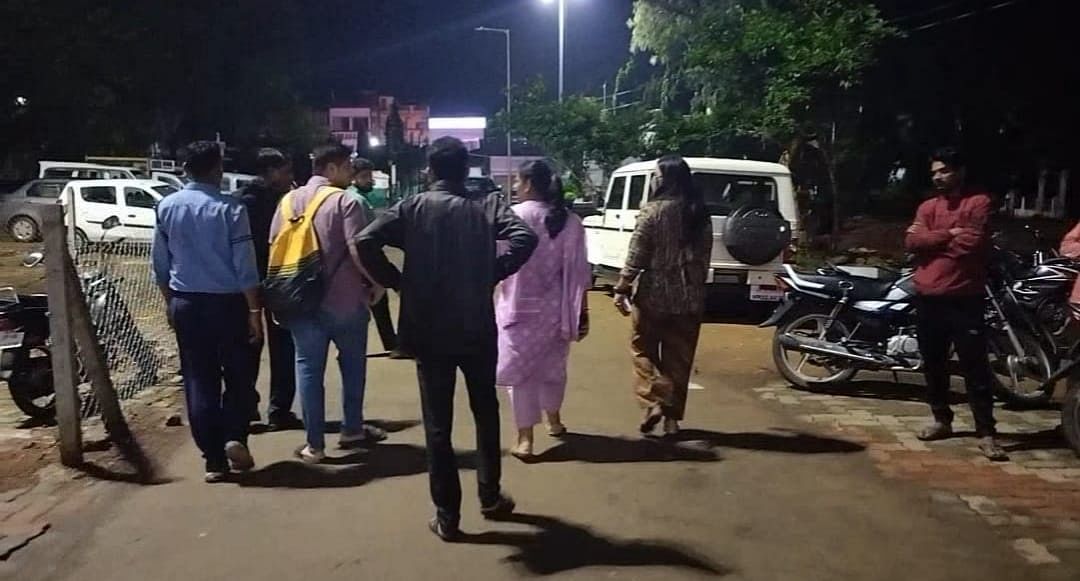 अस्पताल का निरीक्षण करती टीम
