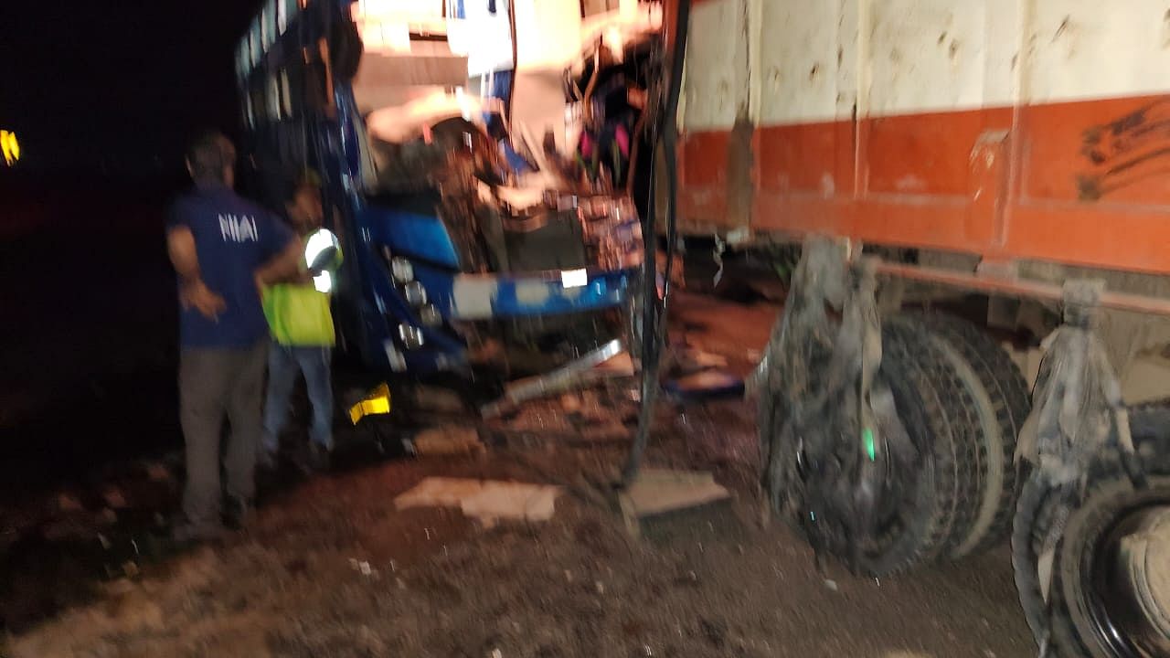 गौवंश को बचाने के लिए डिवाइडर कूद कर ट्रैवल बस व ट्रेलर में टक्कर, 55 यात्री बाल बाल बचे