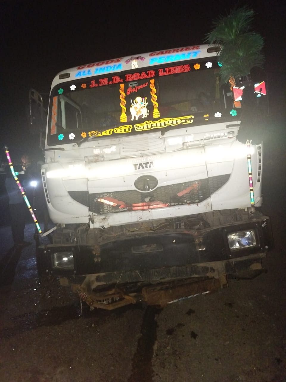 गौवंश को बचाने के लिए डिवाइडर कूद कर ट्रैवल बस व ट्रेलर में टक्कर, 55 यात्री बाल बाल बचे