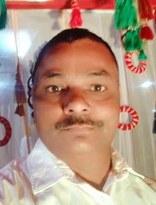 मुख्यडाकघर में पैसे निकलवाने के लिए लाइन में खड़े लोग। संवाद मुख्यडाकघर में पैसे निकलवाने के लिए लाइन में खड़े लोग। संवाद