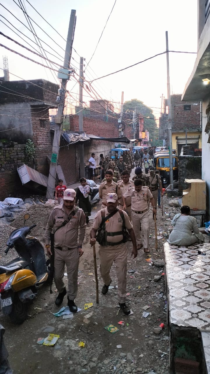 नशे के हाट स्पाट राजीव नगर और मराठा बस्ती में मौजूद पुलिस टीम: स्रोत पुलिस नशे के हाट स्पाट राजीव नगर और मराठा बस्ती में मौजूद पुलिस टीम: स्रोत पुलिस