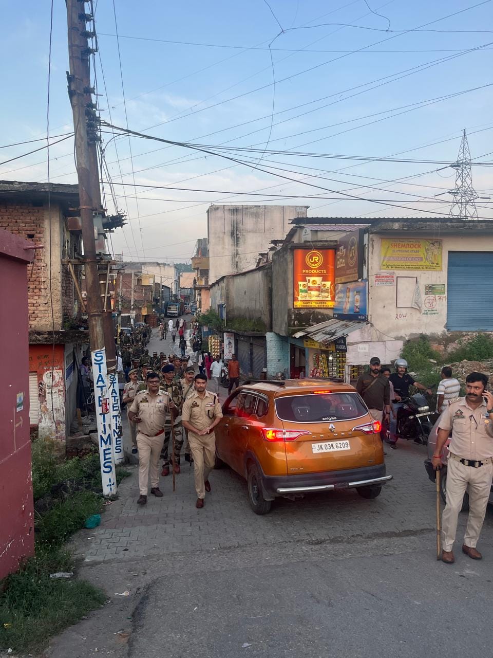 नशे के हाट स्पाट राजीव नगर और मराठा बस्ती में मौजूद पुलिस टीम: स्रोत पुलिस नशे के हाट स्पाट राजीव नगर और मराठा बस्ती में मौजूद पुलिस टीम: स्रोत पुलिस