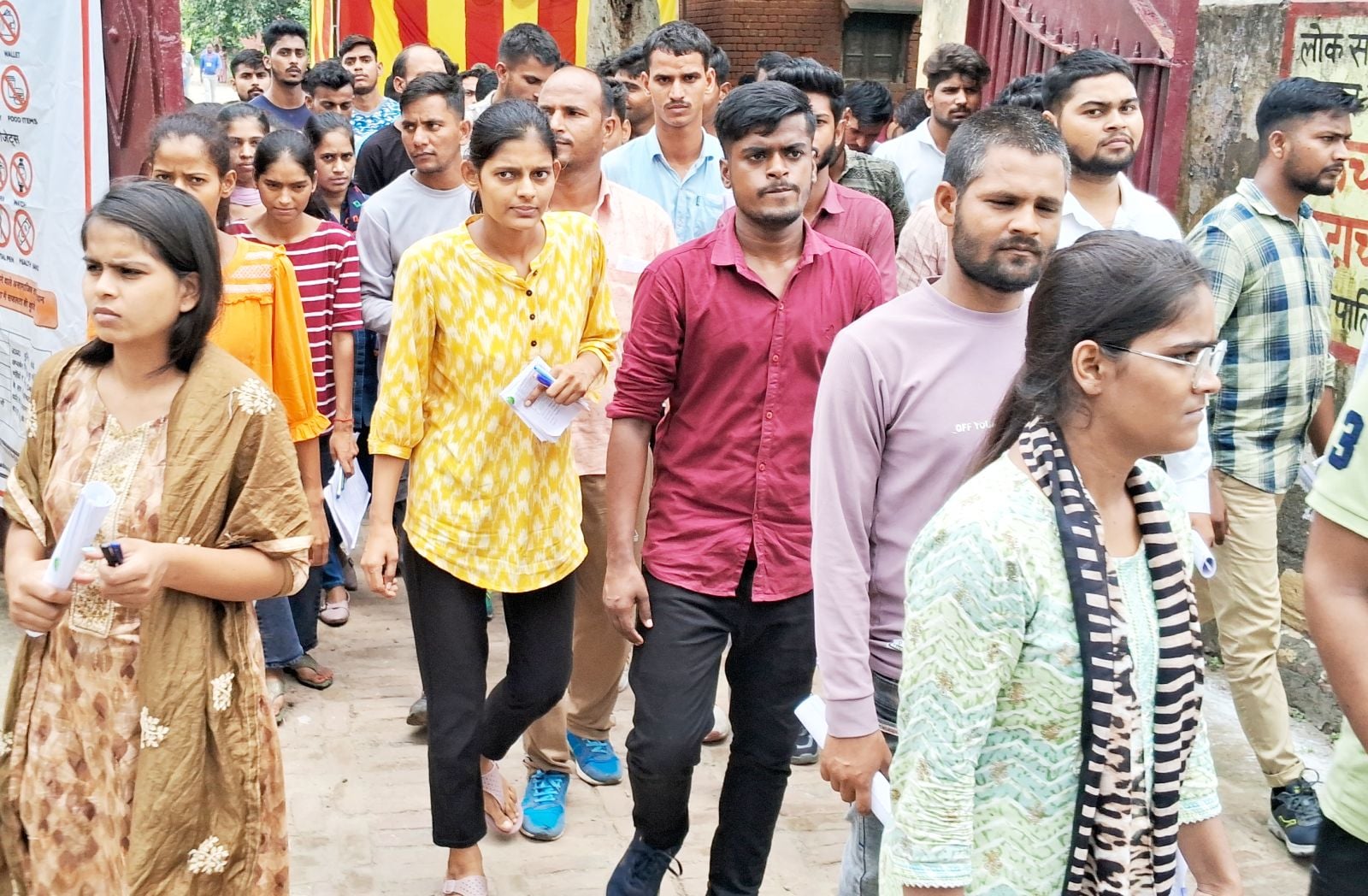 रोडवेज बस स्टैंड पर बस में सीट पाने को खिड़की से चढ़ते अभ्यर्थी। संवाद