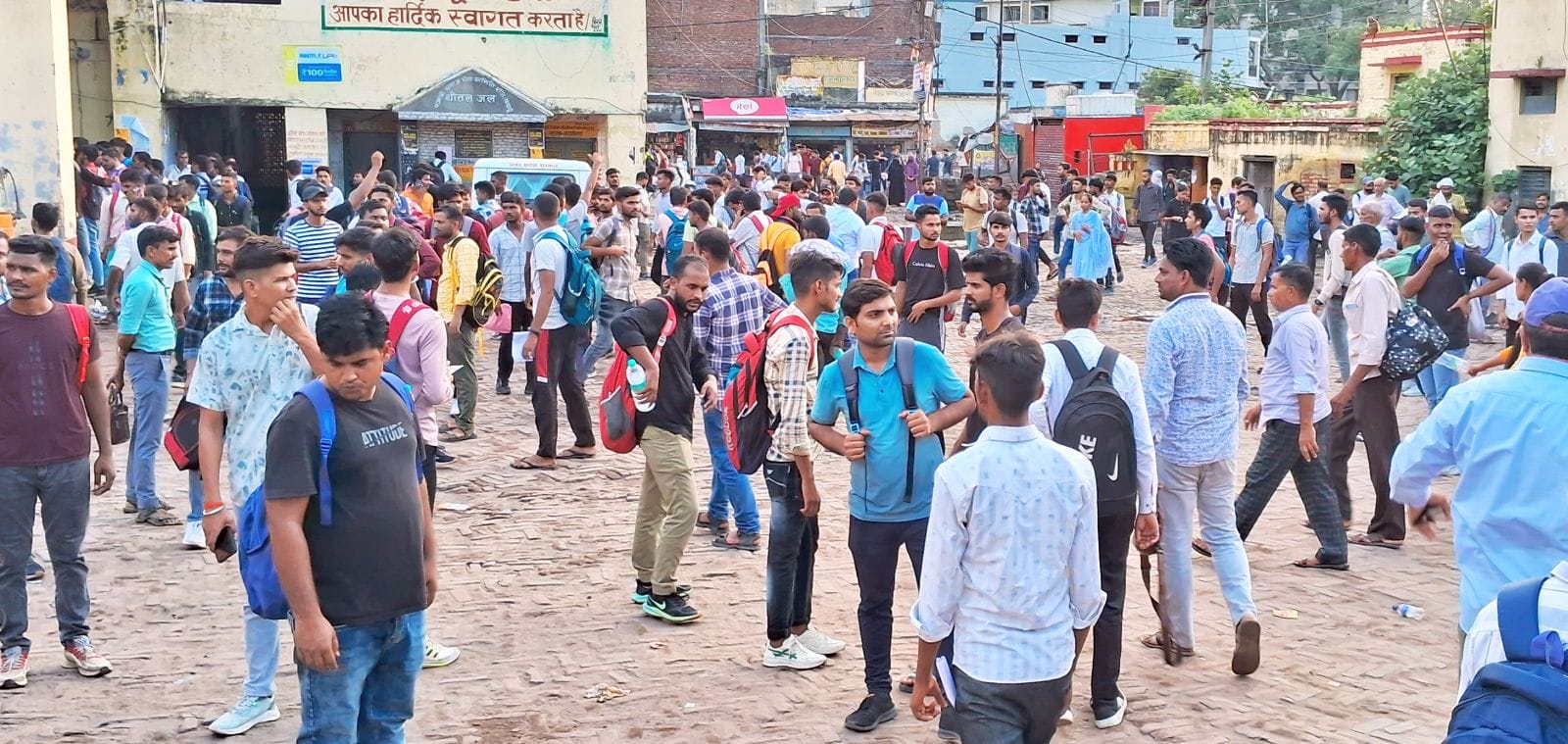 रोडवेज बस स्टैंड पर बस में सीट पाने को खिड़की से चढ़ते अभ्यर्थी। संवाद