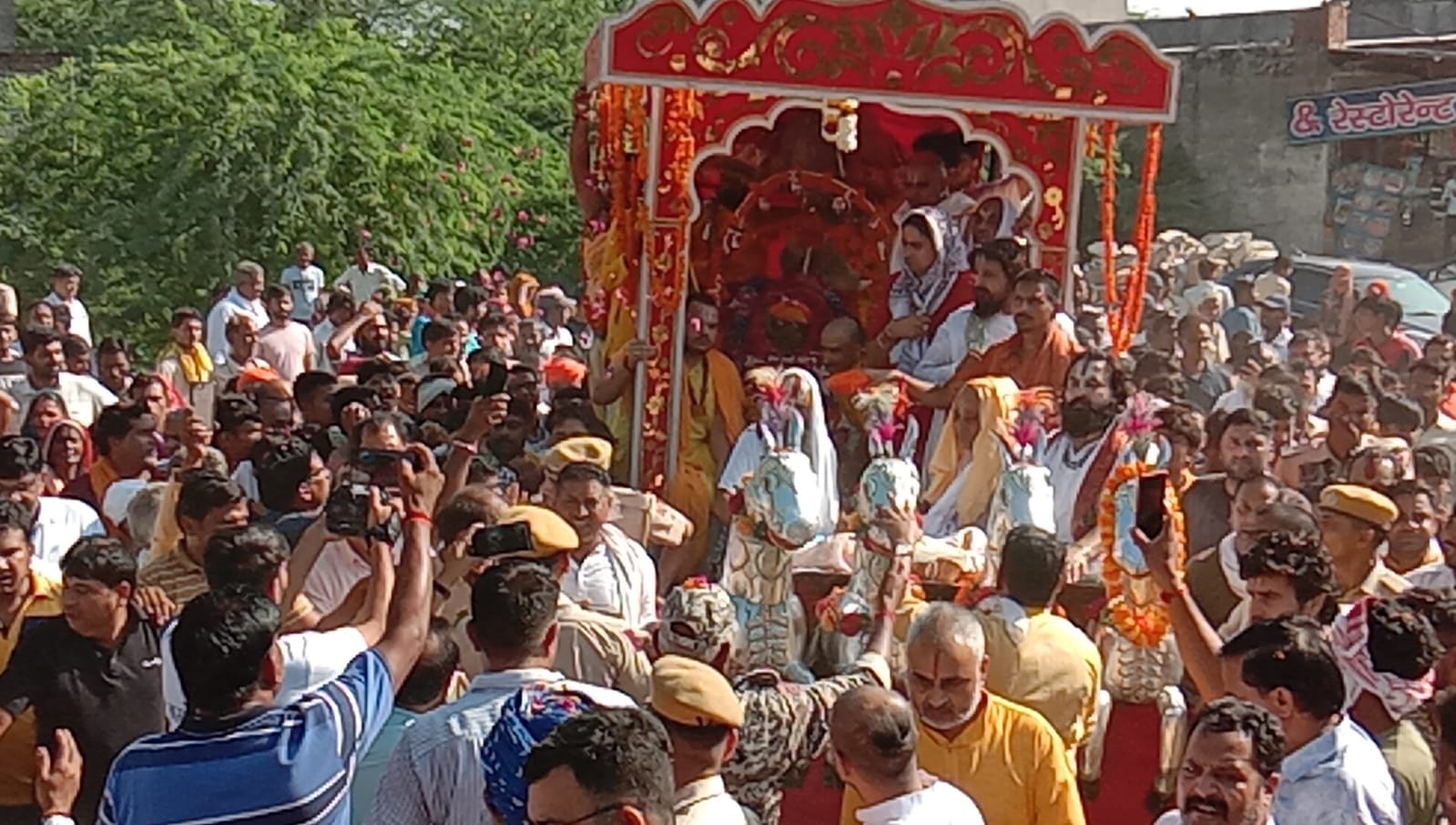 राघवाचार्य महाराज का अंतिम संस्कार आज गांव में निकाली जा रही है बैकुंठ यात्रा