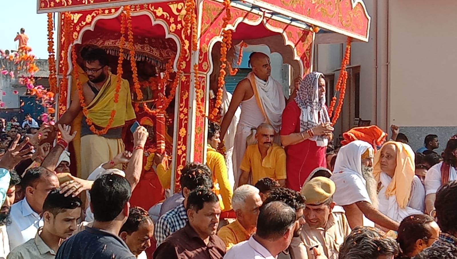 राघवाचार्य महाराज का अंतिम संस्कार आज गांव में निकाली जा रही है बैकुंठ यात्रा