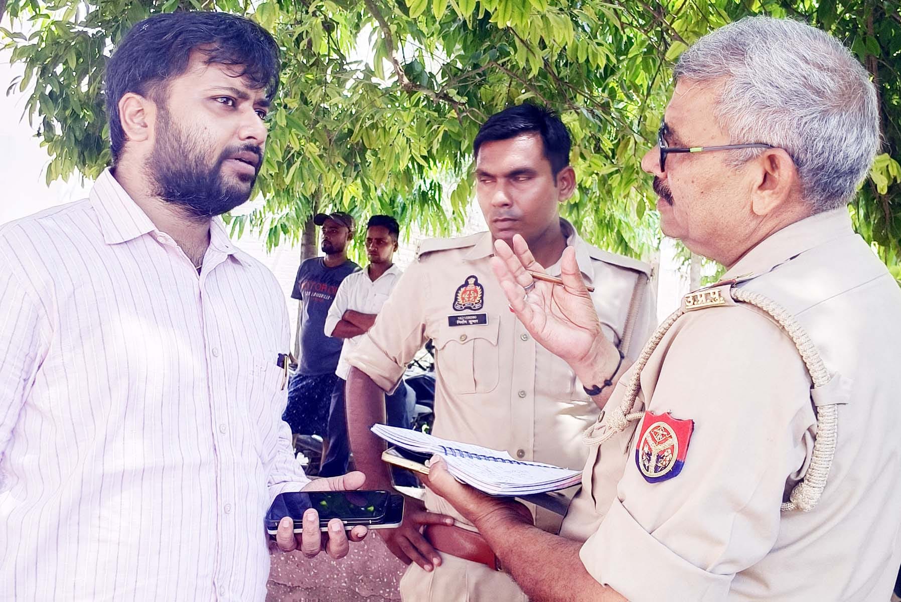 सीएचसी पर रोती नैना की मां अंजूलता। संवाद सीएचसी पर रोती नैना की मां अंजूलता। संवाद