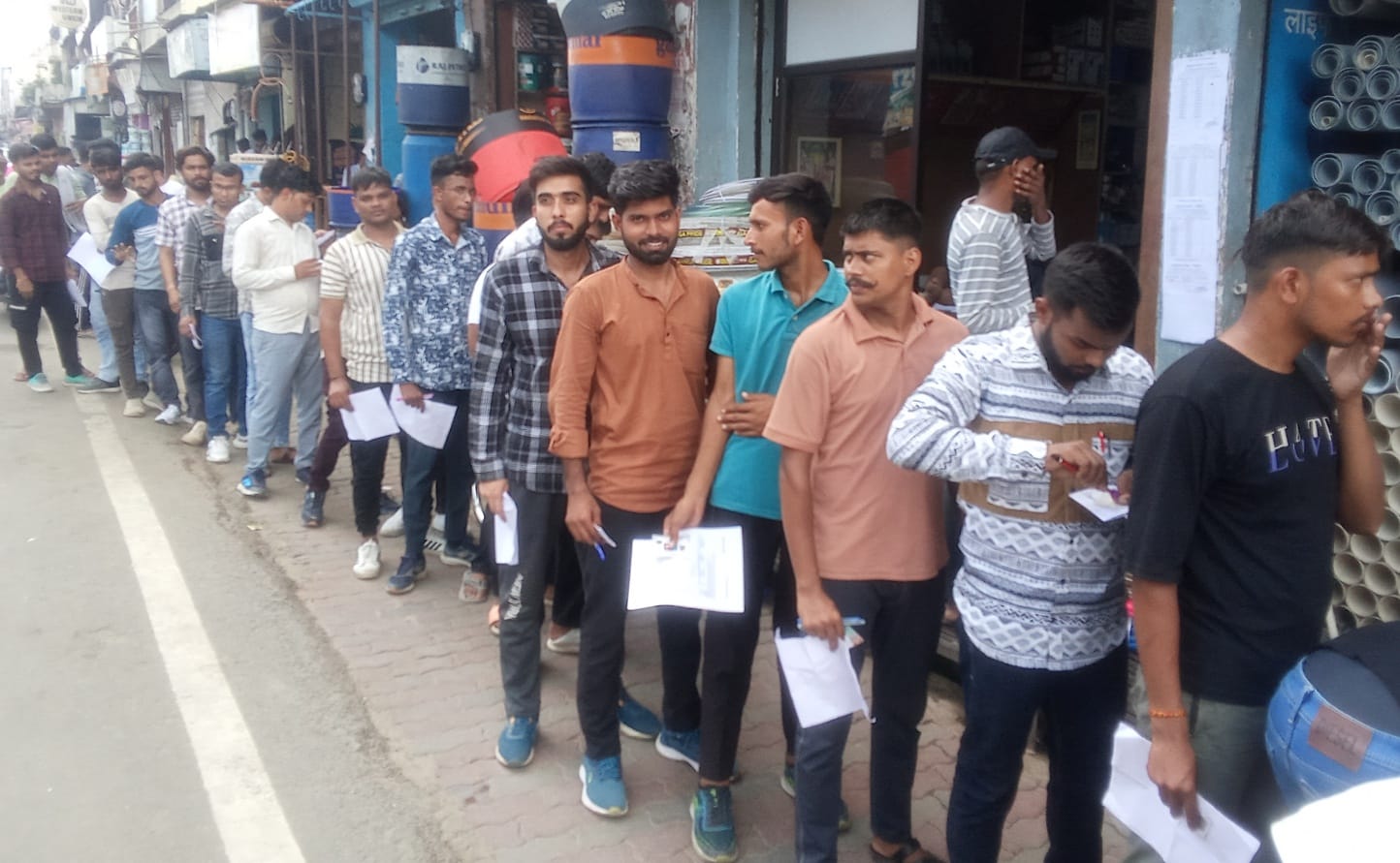 शामली के विश्वकर्मा धर्मशाला में आराम करते अभ्यर्थी । संवाद शामली के विश्वकर्मा धर्मशाला में आराम करते अभ्यर्थी । संवाद