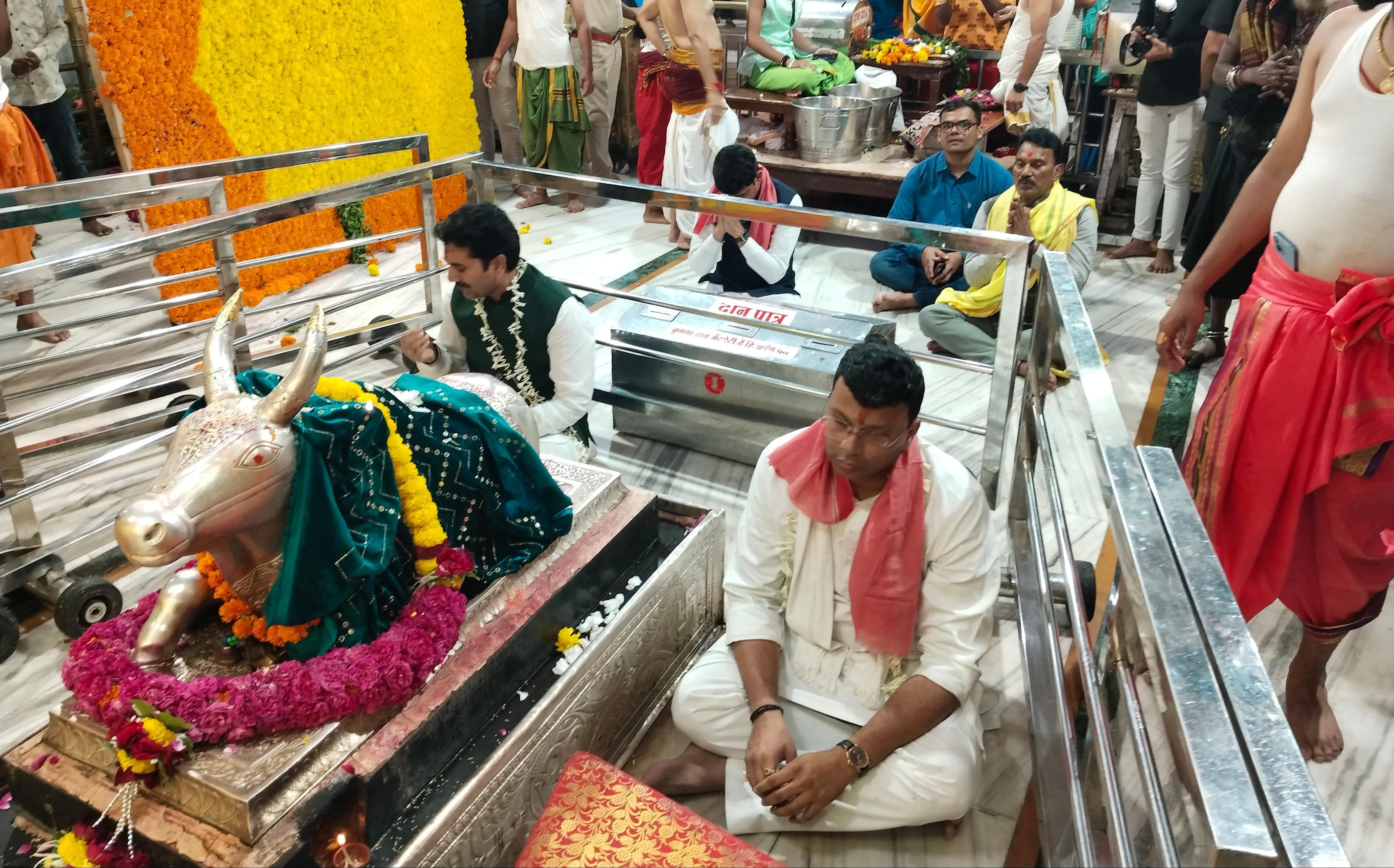 बाबा महाकाल के दर्शन करते हैं जल संसाधन मंत्री विधायक और इंदौर महापौर.. बाबा महाकाल के भक्त ने 