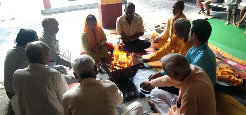 बीसलपुर के शक्ति पीठ पर आयोजित यज्ञ में मौजूद लोग। स्रोत:आयोजक बीसलपुर के शक्ति पीठ पर आयोजित यज्ञ में मौजूद लोग। स्रोत:आयोजक