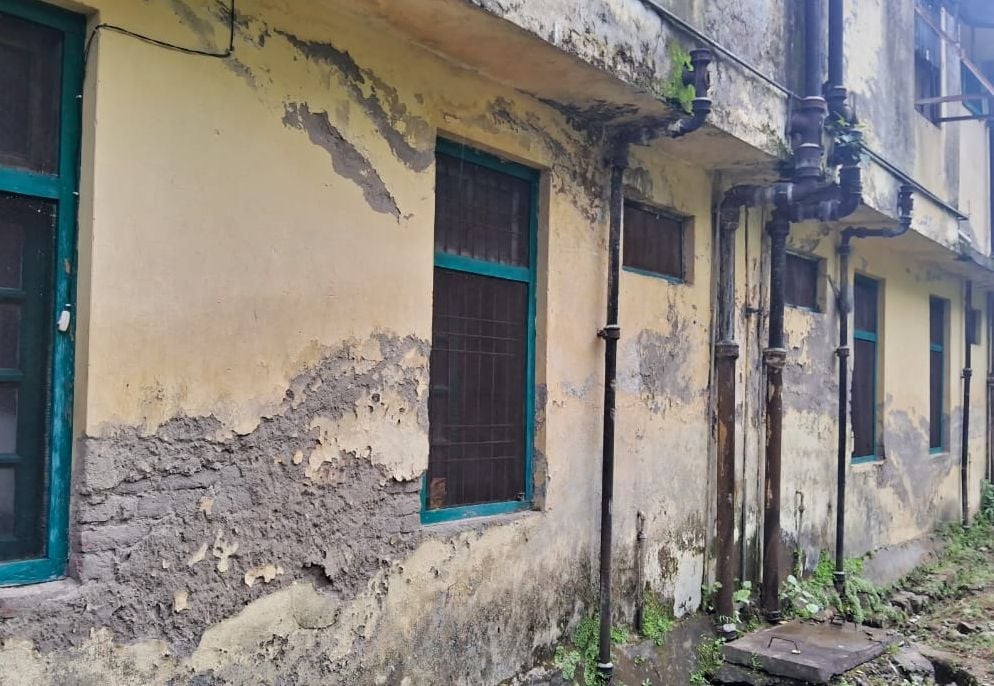 जोगिंद्रनगर अस्पताल में जंग खाए स्ट्रेचर पर हो रहा मरीजों का उपचार। संवाद जोगिंद्रनगर अस्पताल में जंग खाए स्ट्रेचर पर हो रहा मरीजों का उपचार। संवाद