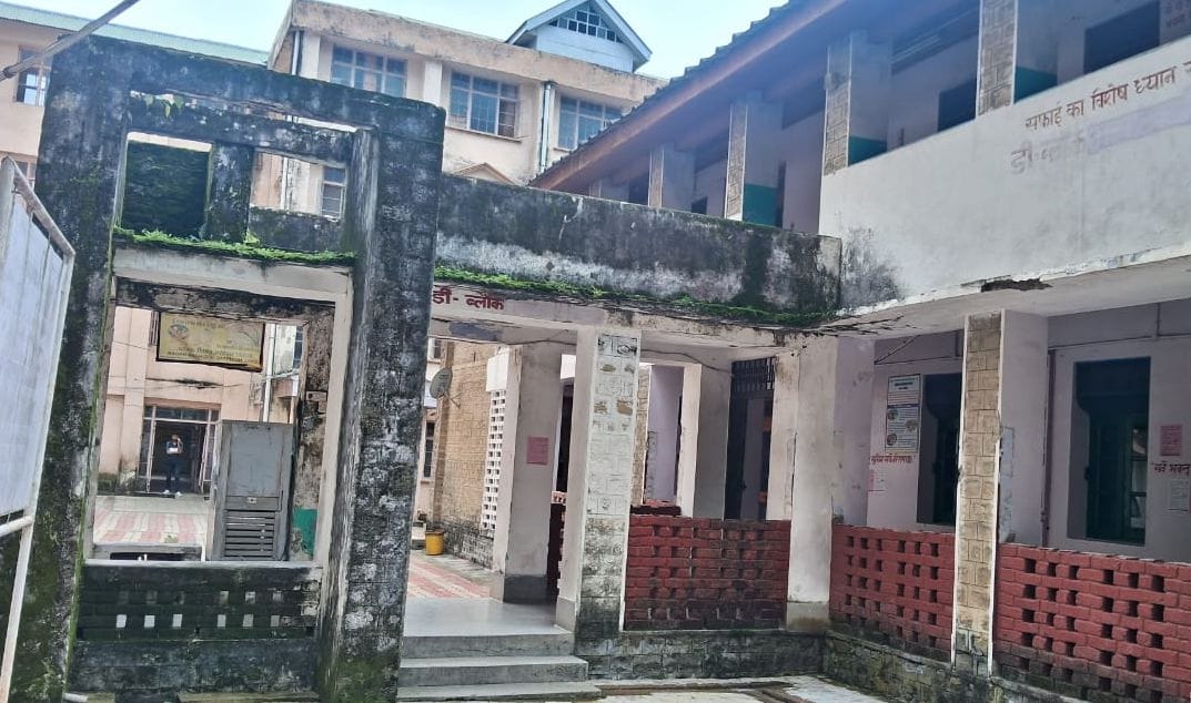 जोगिंद्रनगर अस्पताल में जंग खाए स्ट्रेचर पर हो रहा मरीजों का उपचार। संवाद जोगिंद्रनगर अस्पताल में जंग खाए स्ट्रेचर पर हो रहा मरीजों का उपचार। संवाद