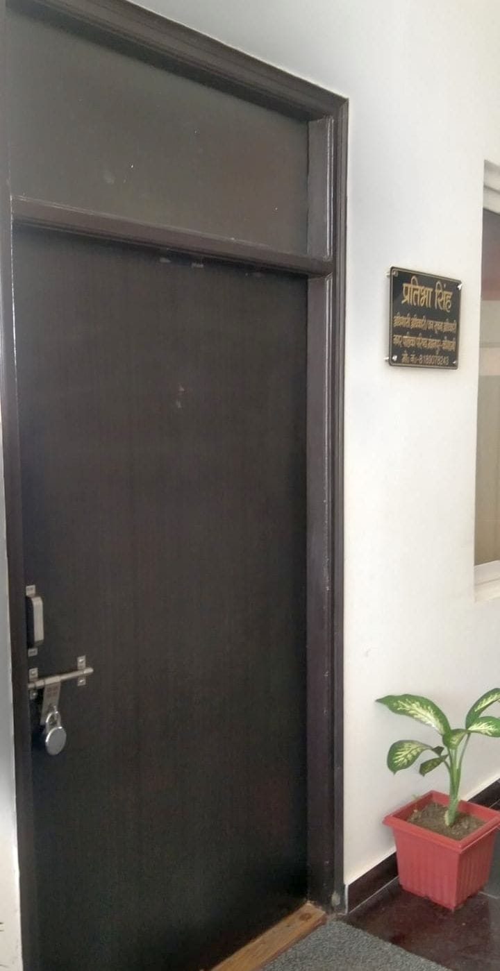 मंझनपुर नगर पालिका परिषद कार्यालय में गेट बंद करने के बाद प्रदर्शन करते कर्मचारी। संवाद मंझनपुर नगर पालिका परिषद कार्यालय में गेट बंद करने के बाद प्रदर्शन करते कर्मचारी। संवाद