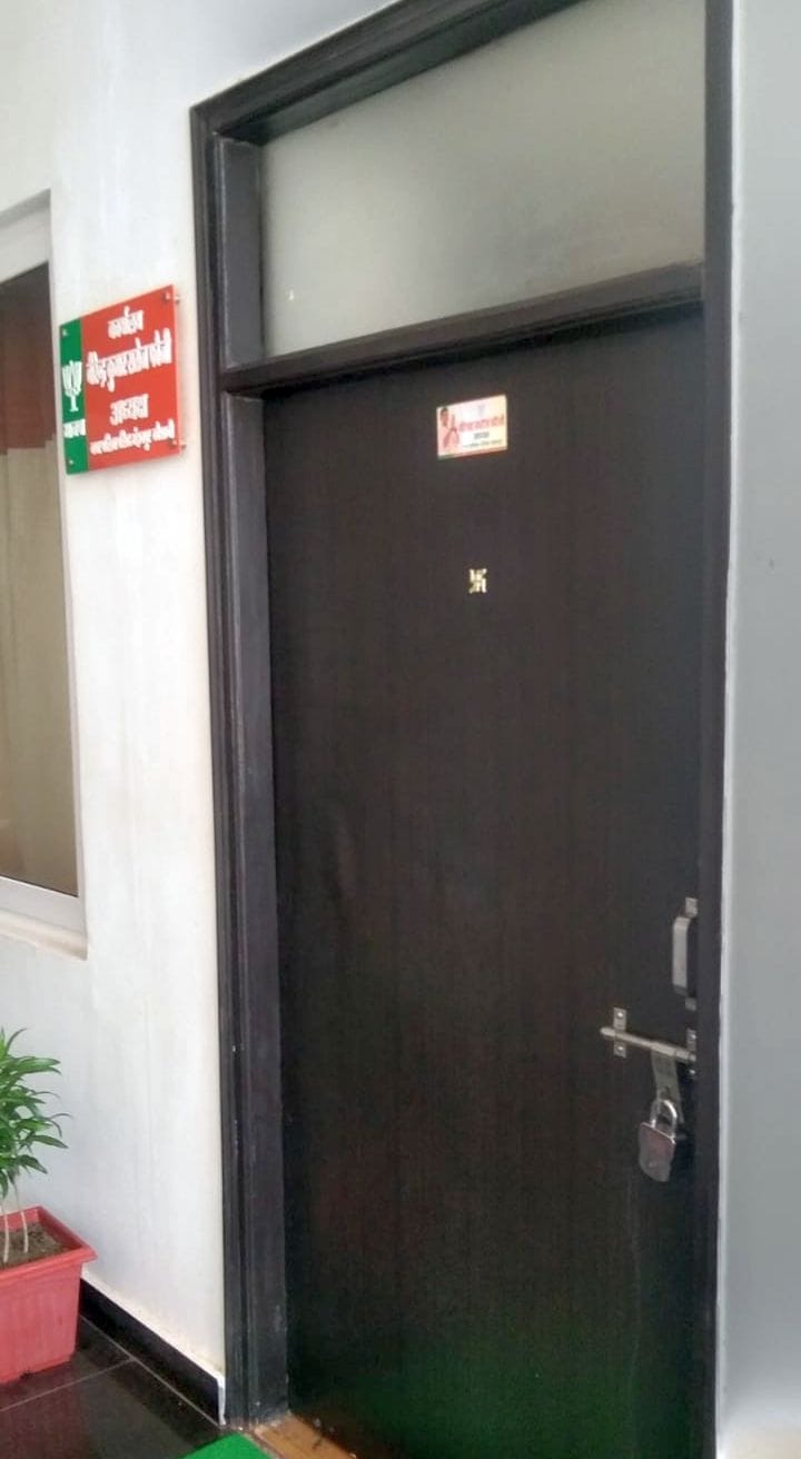 मंझनपुर नगर पालिका परिषद कार्यालय में गेट बंद करने के बाद प्रदर्शन करते कर्मचारी। संवाद मंझनपुर नगर पालिका परिषद कार्यालय में गेट बंद करने के बाद प्रदर्शन करते कर्मचारी। संवाद