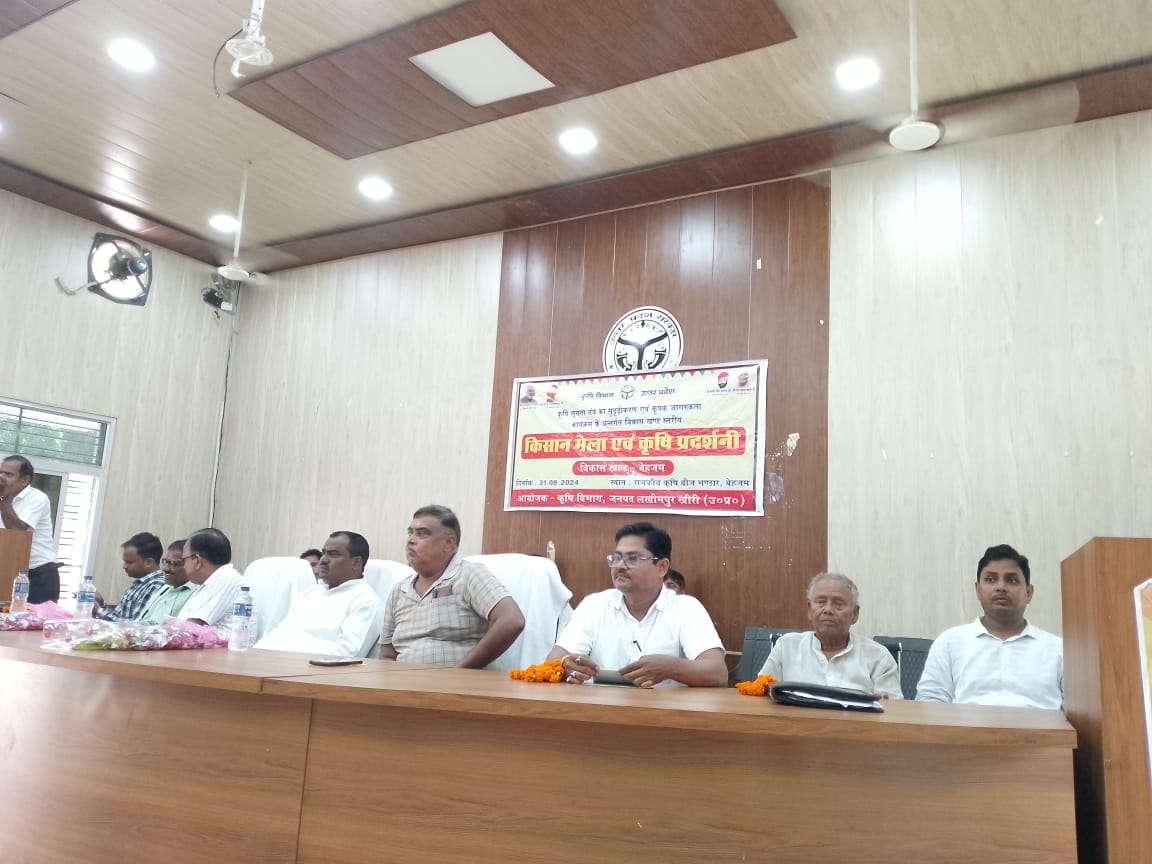 मेले का निरीक्षण करते अतिथि। संवाद