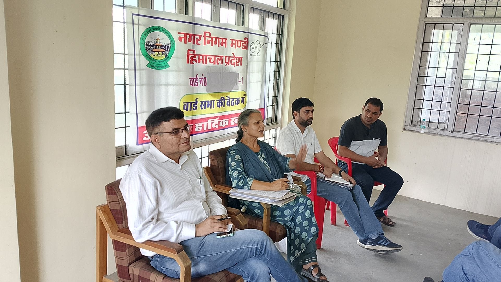 नगर निगम के वार्ड खलियार की बिजनी पंचायत भवन में आयोजित बैठक में हिस्सा लेते ग्रामीण। संवाद नगर निगम के वार्ड खलियार की बिजनी पंचायत भवन में आयोजित बैठक में हिस्सा लेते ग्रामीण। संवाद
