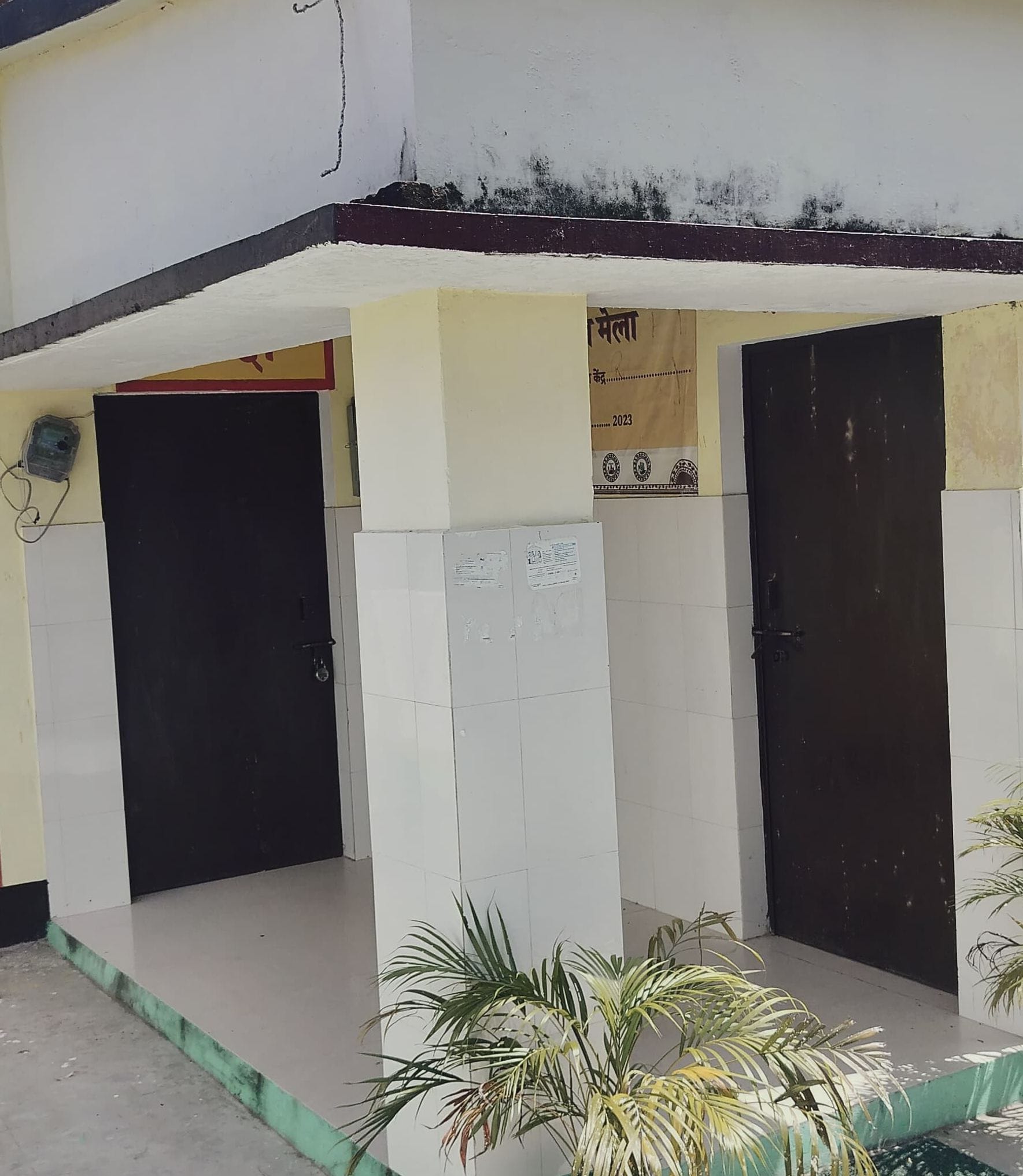 निघासन के लुधौरी गांव का बंद मिला आयुष्मान मंदिर। संवाद निघासन के लुधौरी गांव का बंद मिला आयुष्मान मंदिर। संवाद