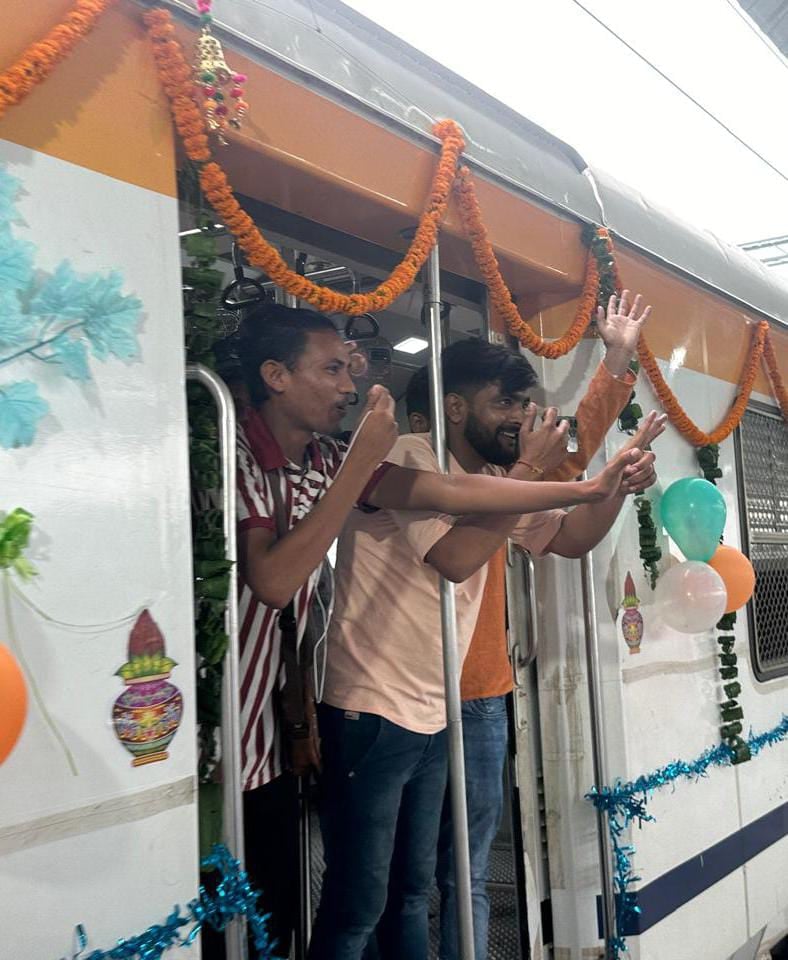 पीलीभीत के रेलवे जंक्शन पर सजी खड़ी ट्रेन।संवाद