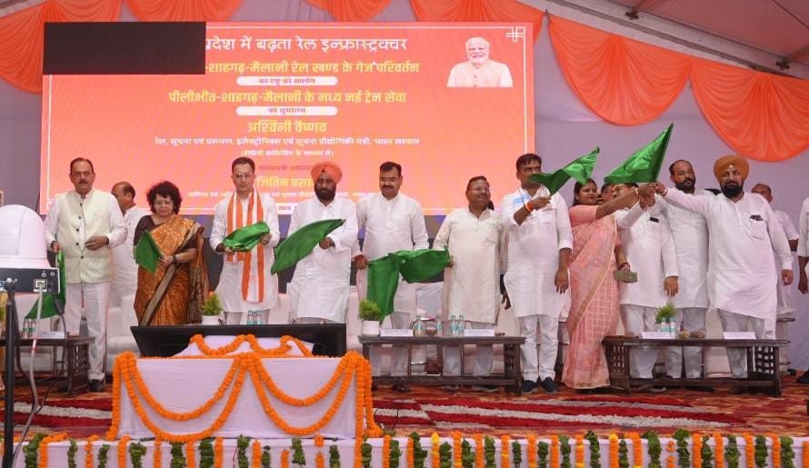 पीलीभीत के रेलवे जंक्शन पर सजी खड़ी ट्रेन।संवाद