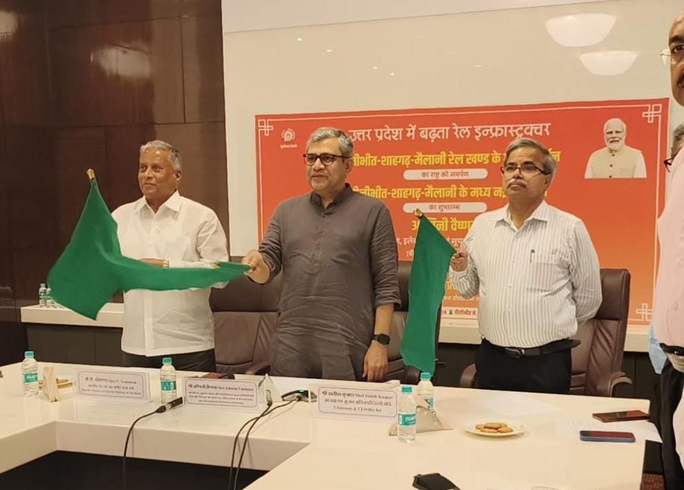 पीलीभीत के रेलवे जंक्शन पर सजी खड़ी ट्रेन।संवाद