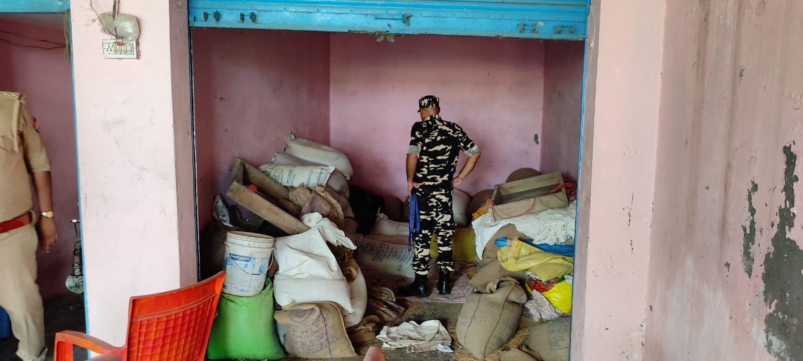 पलिया के थारू क्षेत्र में गोदाम पर छापेमारी करने पहुंची पुलिस टीम। पलिया के थारू क्षेत्र में गोदाम पर छापेमारी करने पहुंची पुलिस टीम।