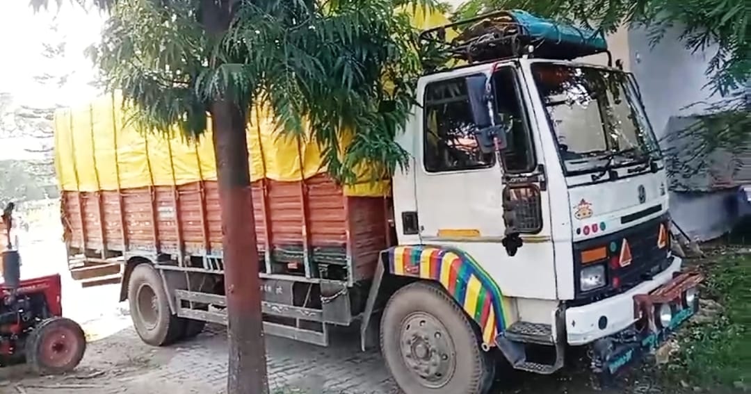 पलिया के थारू क्षेत्र में गोदाम पर छापेमारी करने पहुंची पुलिस टीम। पलिया के थारू क्षेत्र में गोदाम पर छापेमारी करने पहुंची पुलिस टीम।