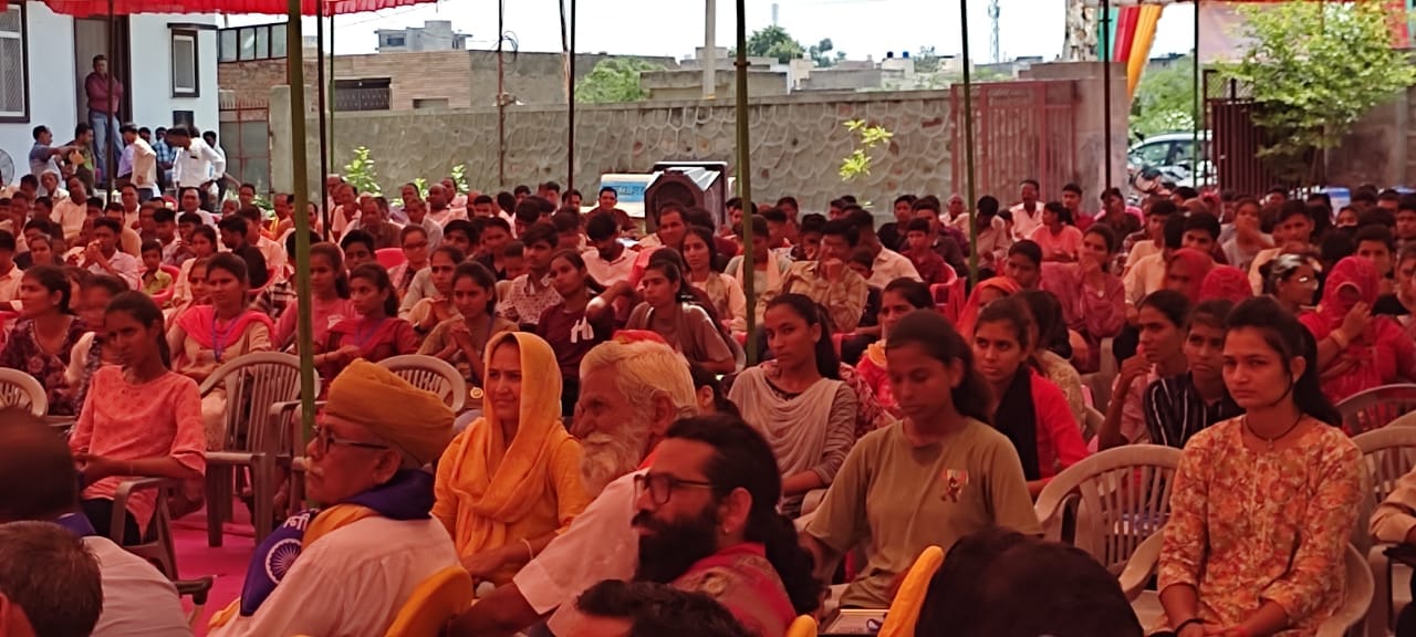 प्रतिभाओं को सम्मानित करते हुए अतिथि प्रतिभाओं को सम्मानित करते हुए अतिथि