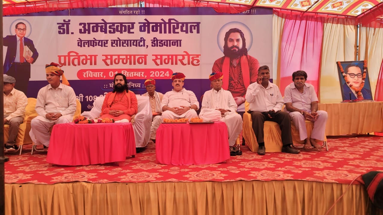 प्रतिभाओं को सम्मानित करते हुए अतिथि प्रतिभाओं को सम्मानित करते हुए अतिथि