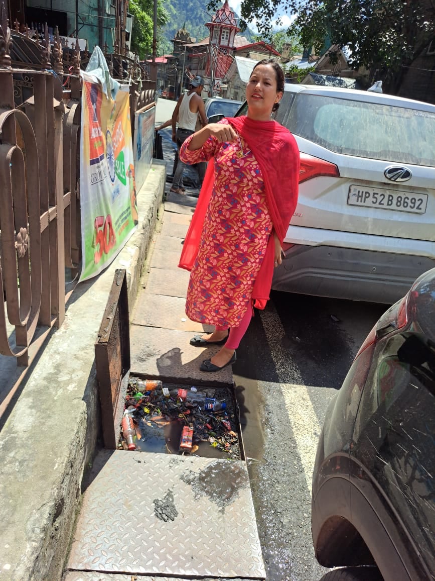 रामपुर नगर परिषद के मैन बाजार में सफाई अभियान के दौरान मौके पर जायजा लेते नप अध्यक्ष मुस्कान च रामपुर नगर परिषद के मैन बाजार में सफाई अभियान के दौरान मौके पर जायजा लेते नप अध्यक्ष मुस्कान च