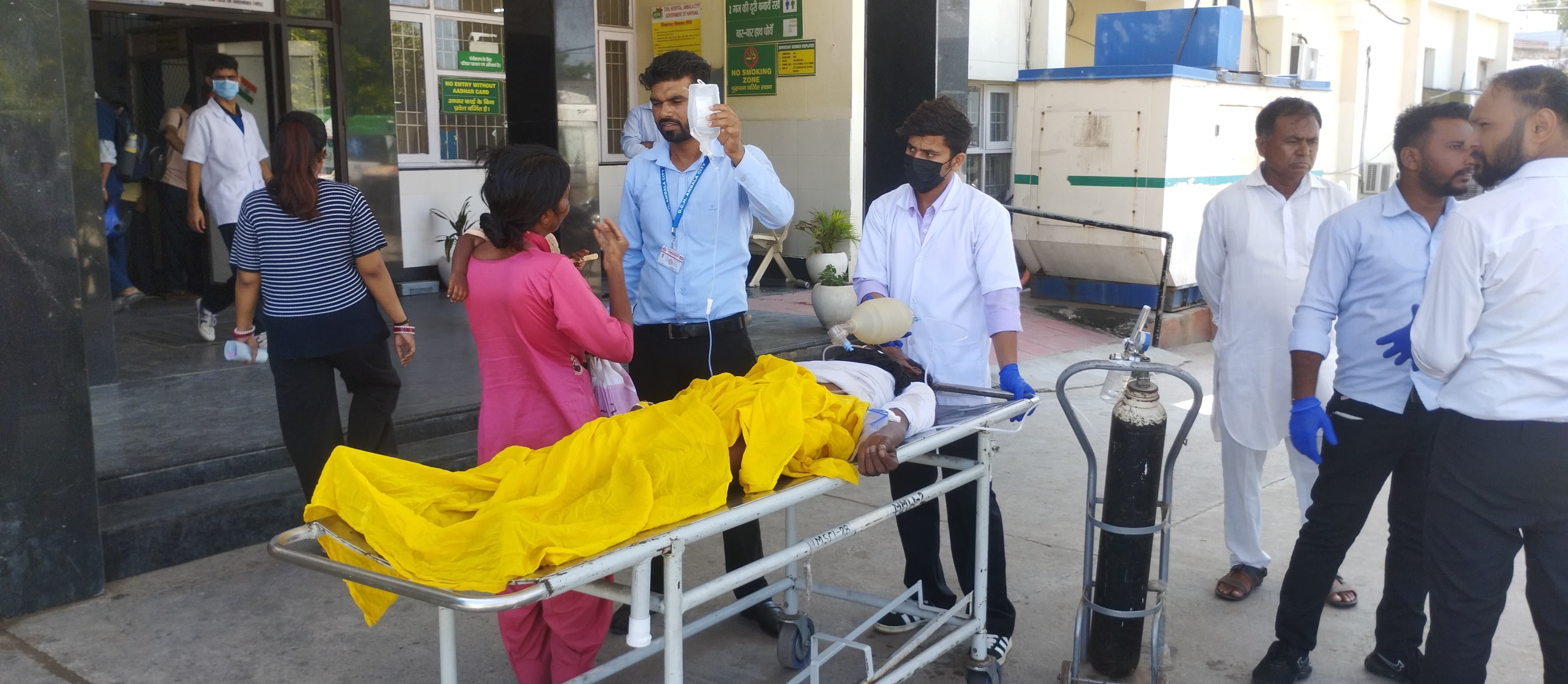 शहर के नागरिक अस्पताल में ट्रामा सेंटर की सीढियों पर बच्चे को गोद में लेकर एंबुलेंस का इंतजार क शहर के नागरिक अस्पताल में ट्रामा सेंटर की सीढियों पर बच्चे को गोद में लेकर एंबुलेंस का इंतजार क