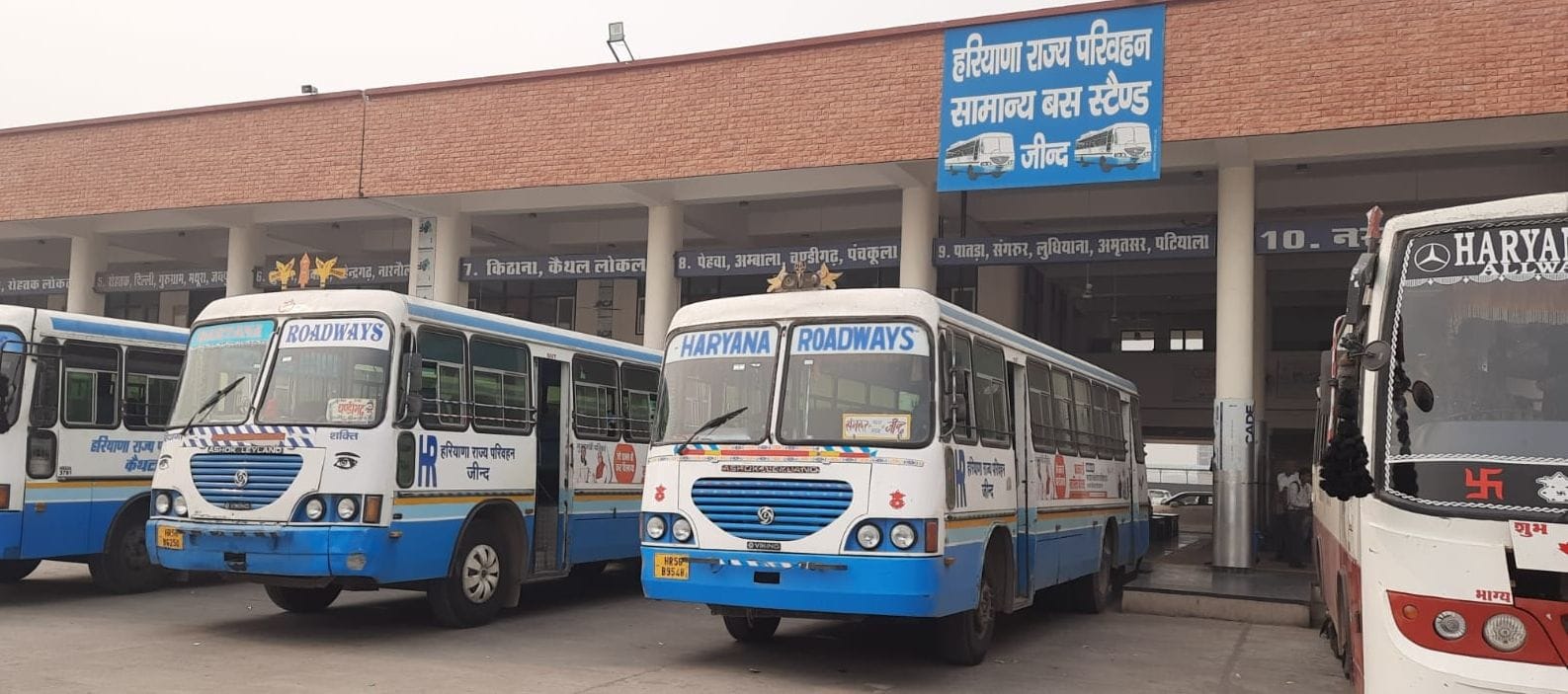 01जेएनडी01-बस अड्डे पर खड़ी रोडवेज बसें। संवाद