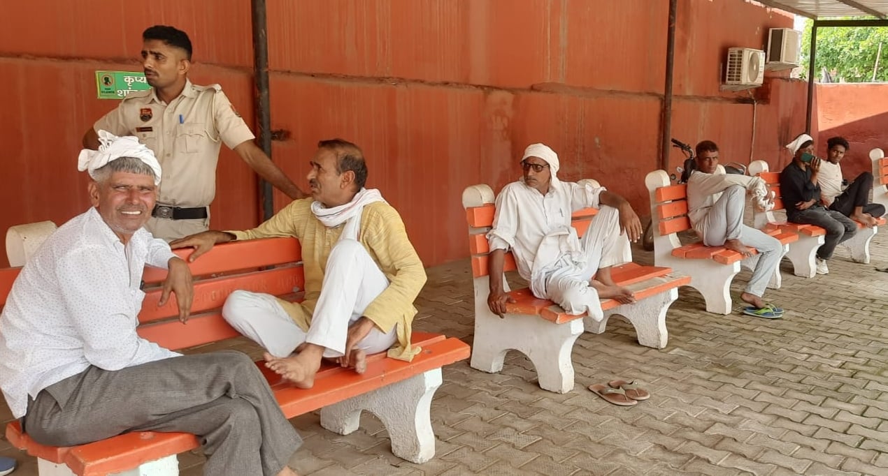 01जेएनडी02-नागरिक अस्पताल में पहुंचे मृतक के परिजन। संवाद 01जेएनडी02-नागरिक अस्पताल में पहुंचे मृतक के परिजन। संवाद