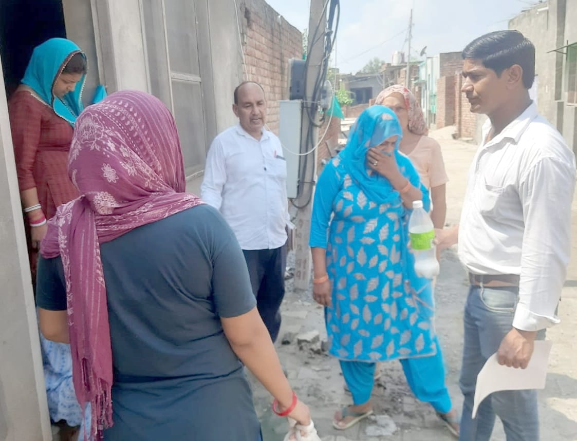 01जेएनडी22: ग्रामीणों को जागरूक करते हुए स्वास्थ्य विभाग की टीम। संवाद 01जेएनडी22: ग्रामीणों को जागरूक करते हुए स्वास्थ्य विभाग की टीम। संवाद