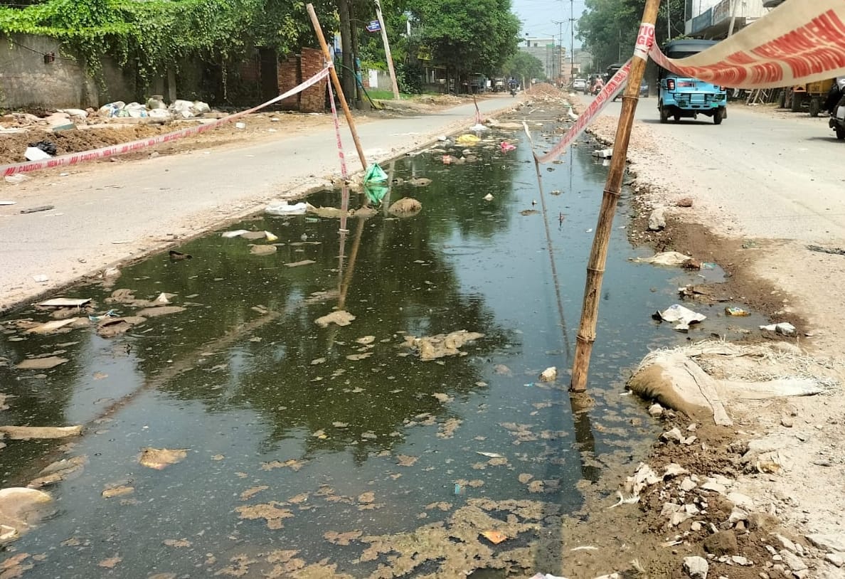01सीटीके31..छोटू राम चौक पर गड्ढे में भरा पानी। संवाद 01सीटीके31..छोटू राम चौक पर गड्ढे में भरा पानी। संवाद