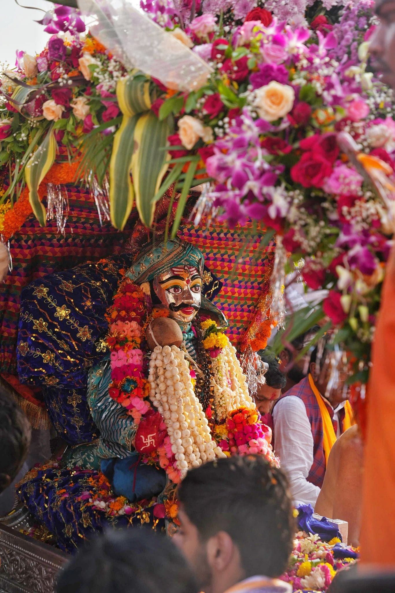 बाबा महाकाल की पालकी उठाते कहार....