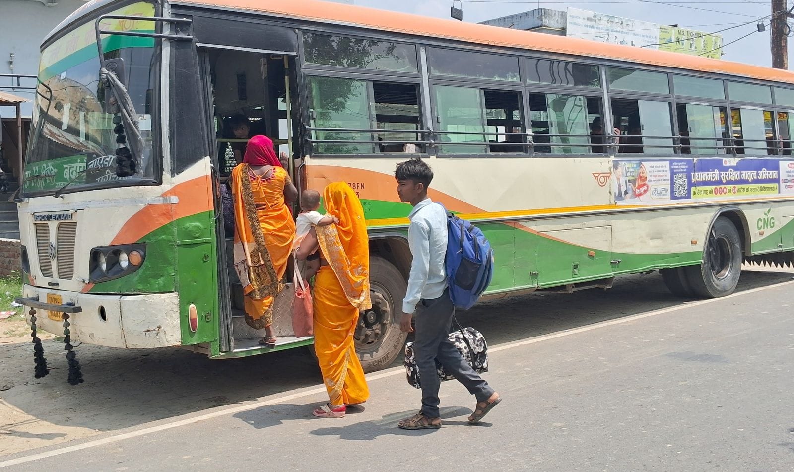 बहेड़ी मोड़ पर रोडवेज बस को शहर में अंदर जाने से रोकती यातायात पुलिस। संवाद बहेड़ी मोड़ पर रोडवेज बस को शहर में अंदर जाने से रोकती यातायात पुलिस। संवाद