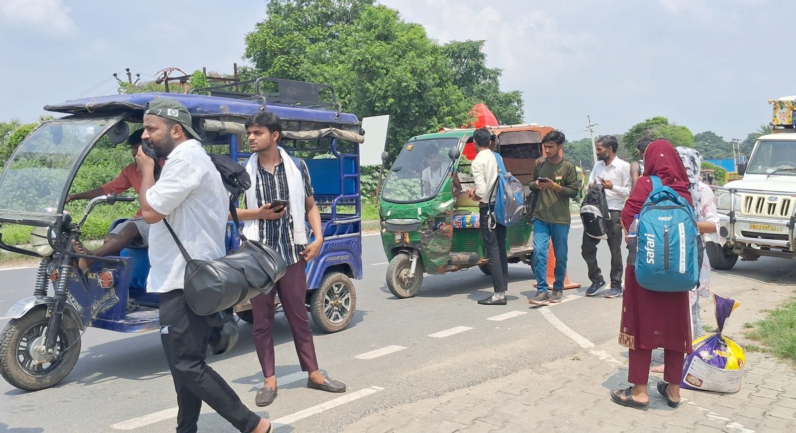 बहेड़ी मोड़ पर रोडवेज बस को शहर में अंदर जाने से रोकती यातायात पुलिस। संवाद बहेड़ी मोड़ पर रोडवेज बस को शहर में अंदर जाने से रोकती यातायात पुलिस। संवाद