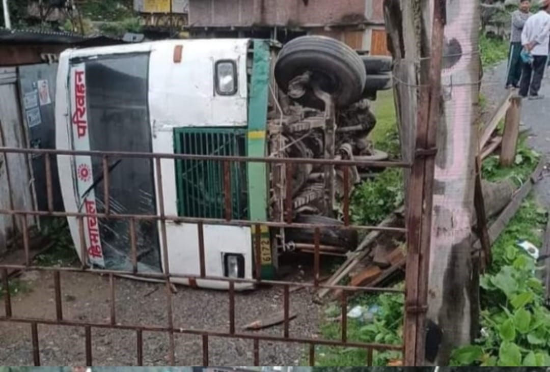 चौपाल के सरांह में पल्टी परिवहन निगम की बस चौपाल के सरांह में पल्टी परिवहन निगम की बस